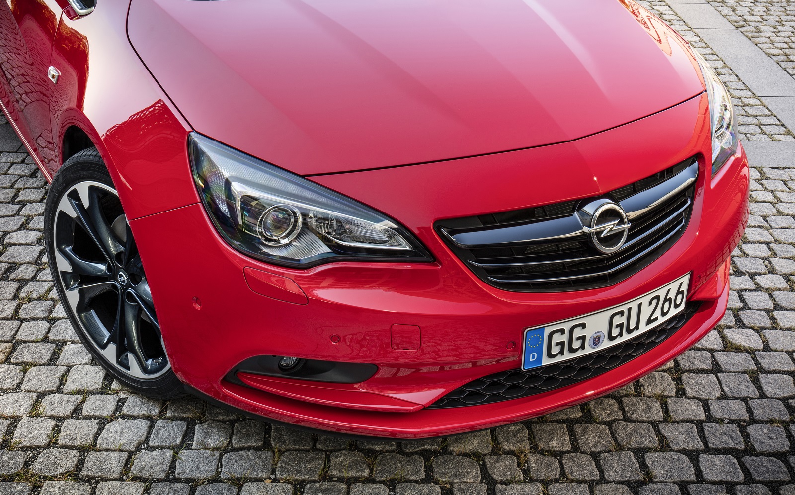Good looking from every angle: The exclusive special edition Opel Cascada Supreme.