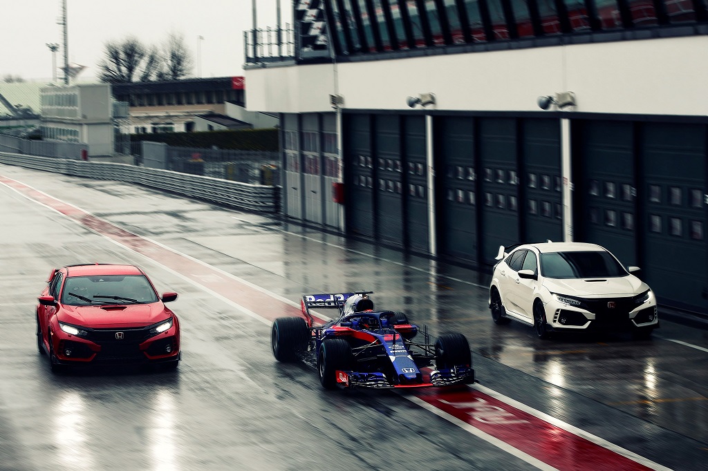 Honda F1 pilótái Honda Civic Type R-rel