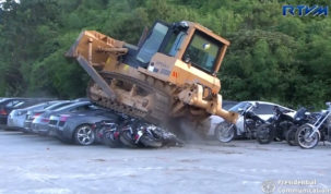 Buldózer alatt a Lamborghini