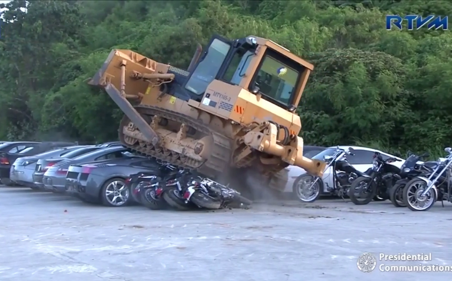 Buldózer alatt a Lamborghini
