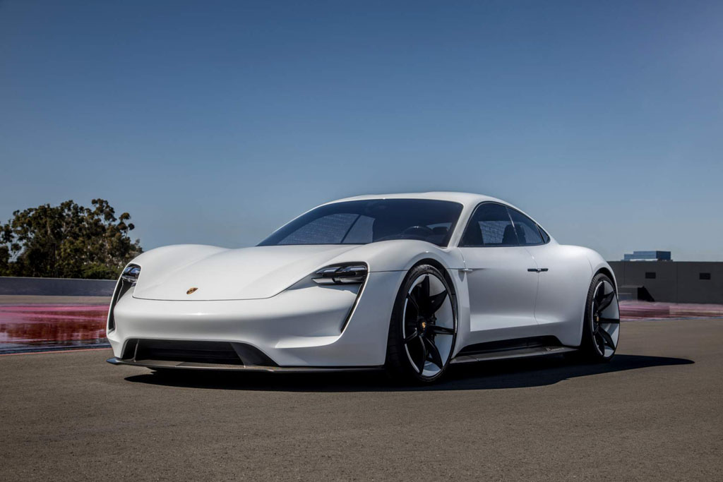 Tesla mellé Porsche Taycan