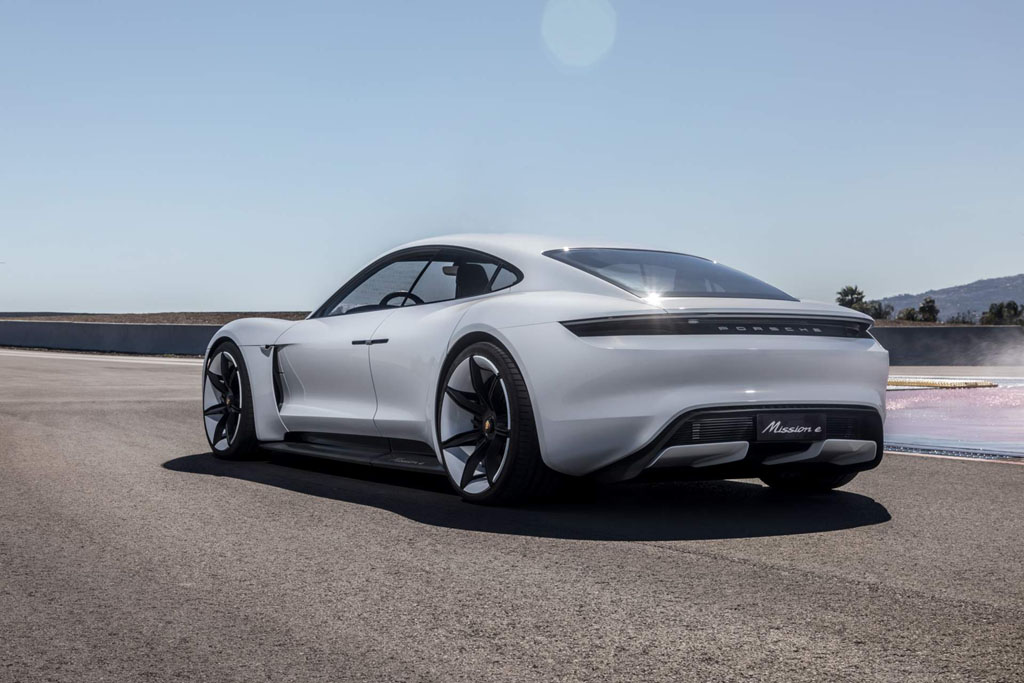 Tesla mellé Porsche Taycan