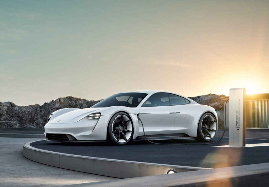 Tesla mellé Porsche Taycan
