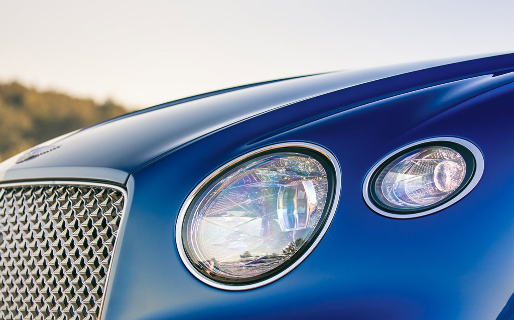 A Bentley folytatja a villamosítást