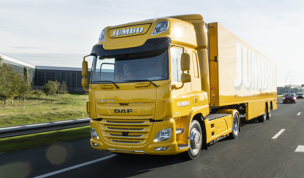 A DAF TRUCKS átadta első elektromos kamionját