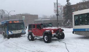 Sok SUV autóbuszt győz - a hó, az elakadt busz és a csapatmunka