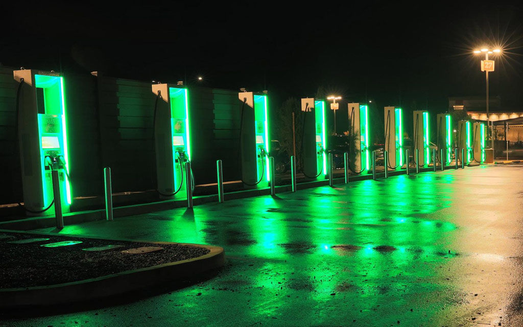 Tesla akkumulátorok a VW amerikai töltőpontjain 