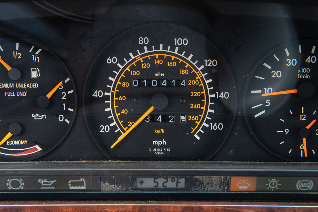 Mercedes 560 SEC 1988 – amíg a retró a divat