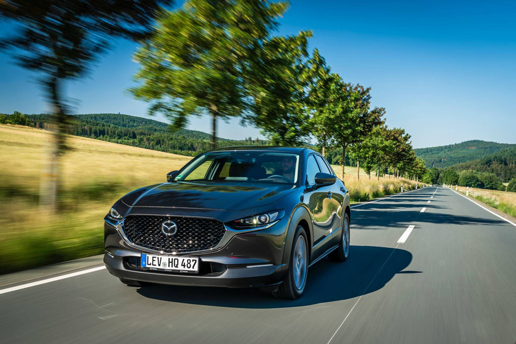 Mazda CX-30 közeledik