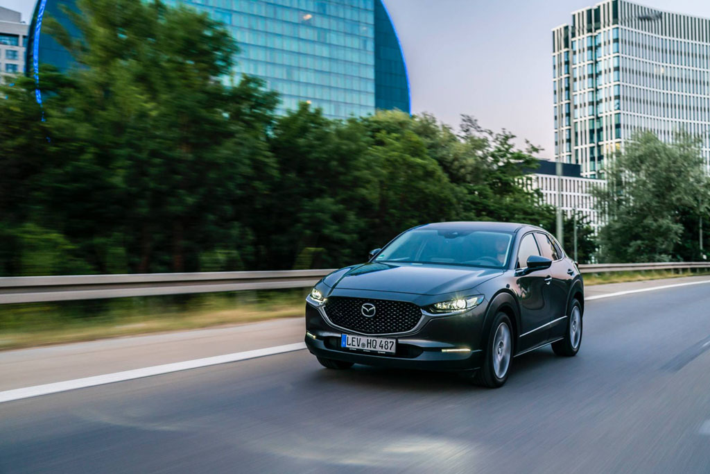 Mazda CX-30 közeledik