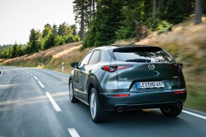 Mazda CX-30 közeledik
