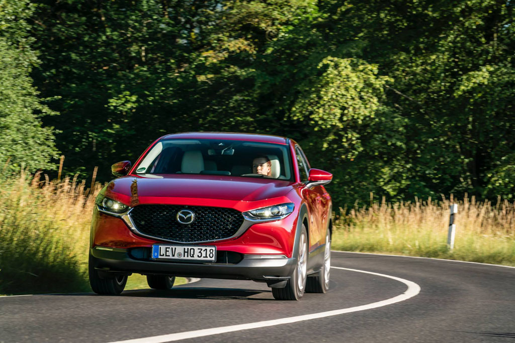 Mazda CX-30 közeledik