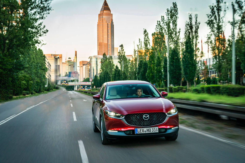 Mazda CX-30 közeledik