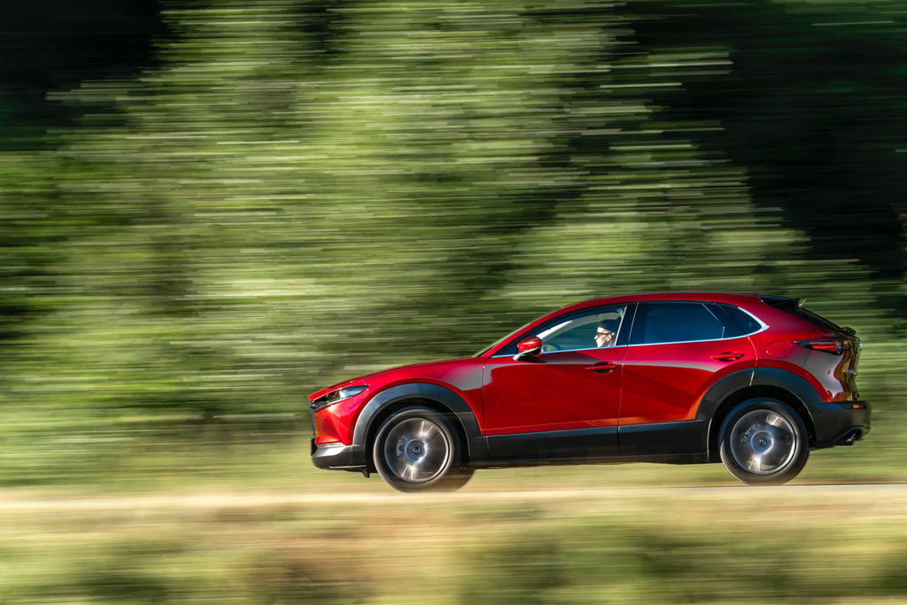 Mazda CX-30 közeledik