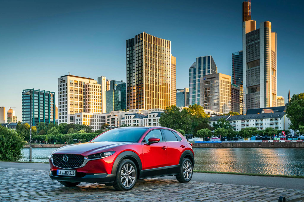Mazda CX-30 közeledik