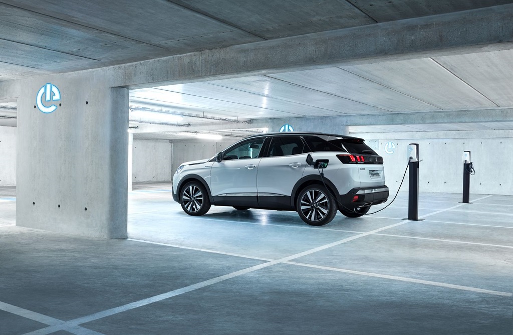 Hibrid Peugeot 300 lóerővel