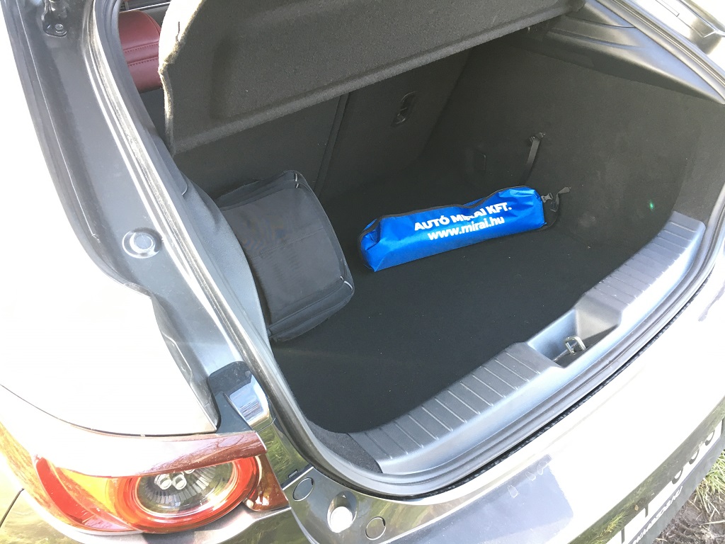 Mazda 3 teszt